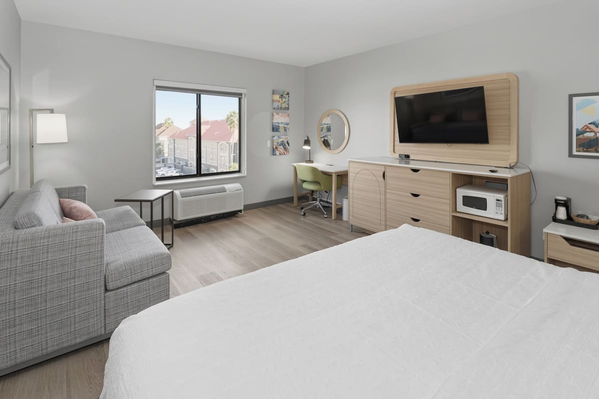 Premium bedding, in-room safe, desk, iron/ironing board