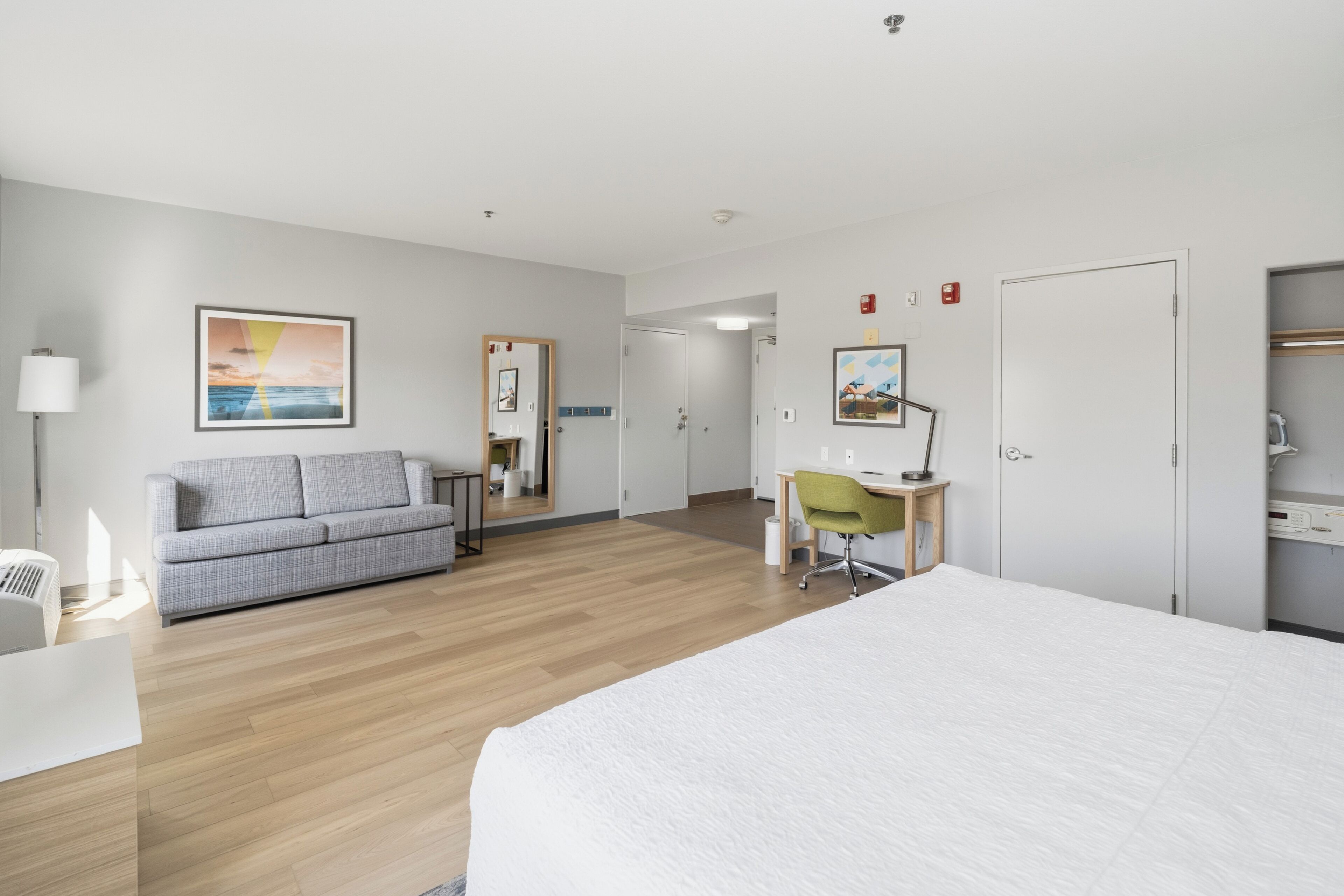 Premium bedding, in-room safe, desk, iron/ironing board