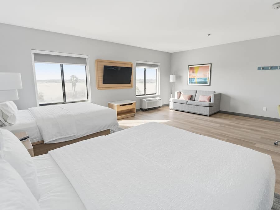 Ropa de cama de alta calidad y caja de seguridad en la habitación