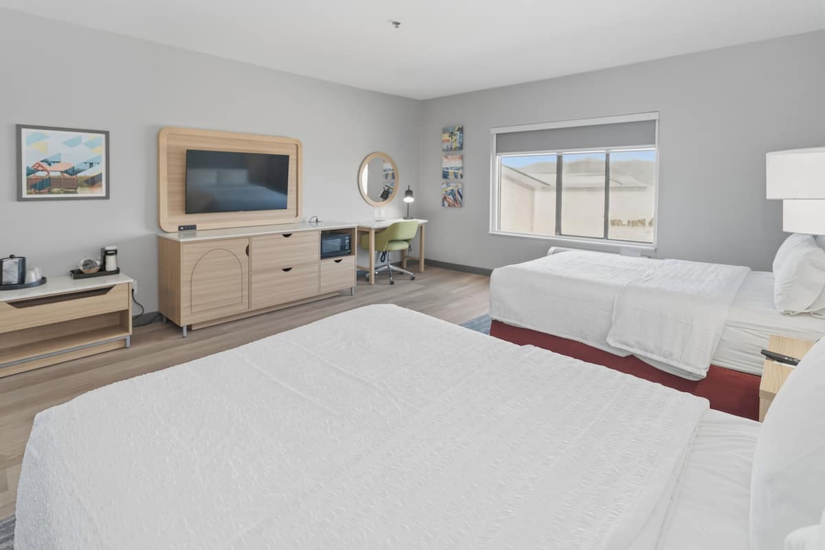 Ropa de cama de alta calidad y caja de seguridad en la habitación