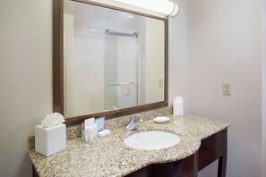 Amenidades de baño gratuitas, secadora de cabello, toallas, jabón 