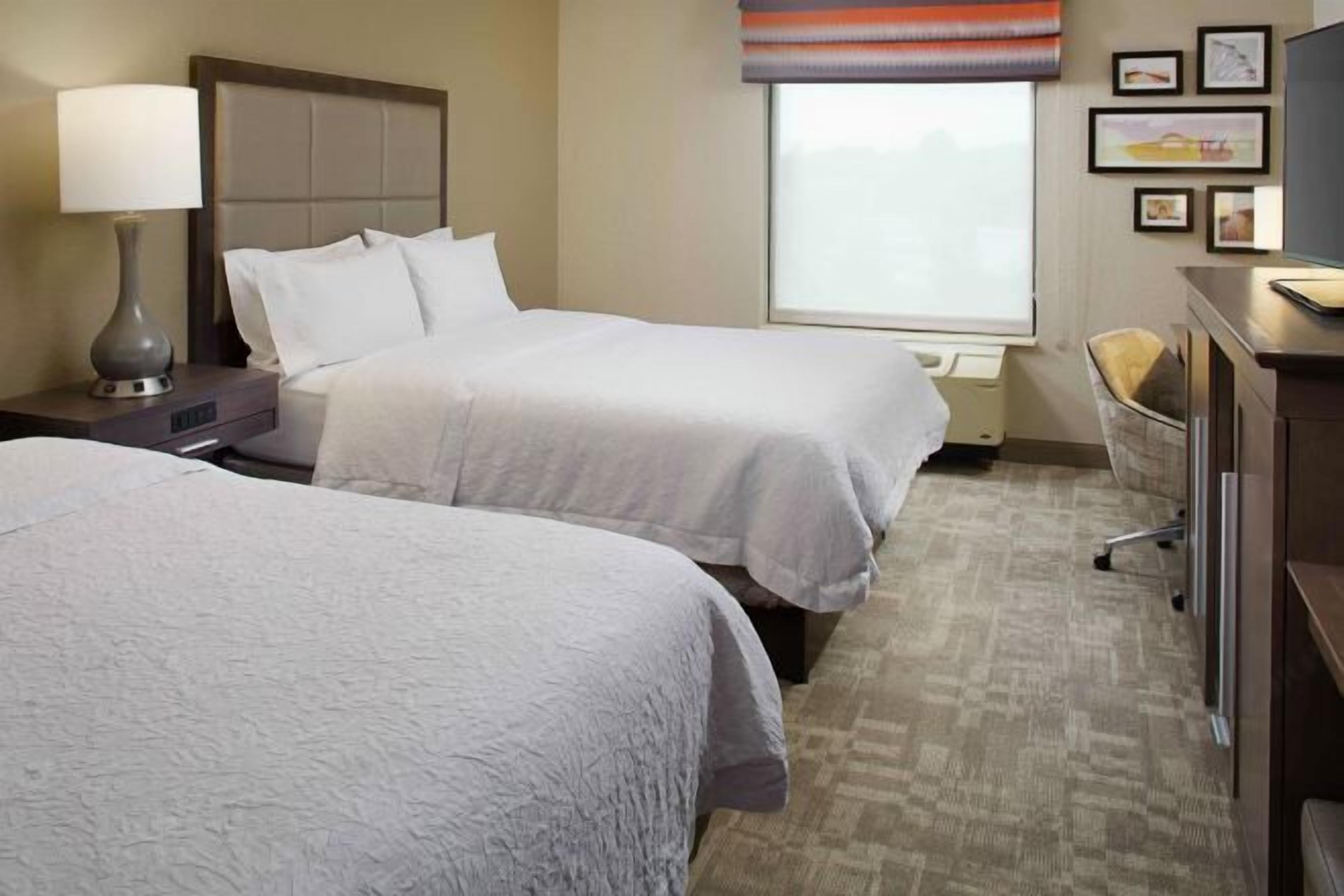 デスク、ノートパソコン用作業スペース、アイロン / アイロン台、ベビーベッド (無料)