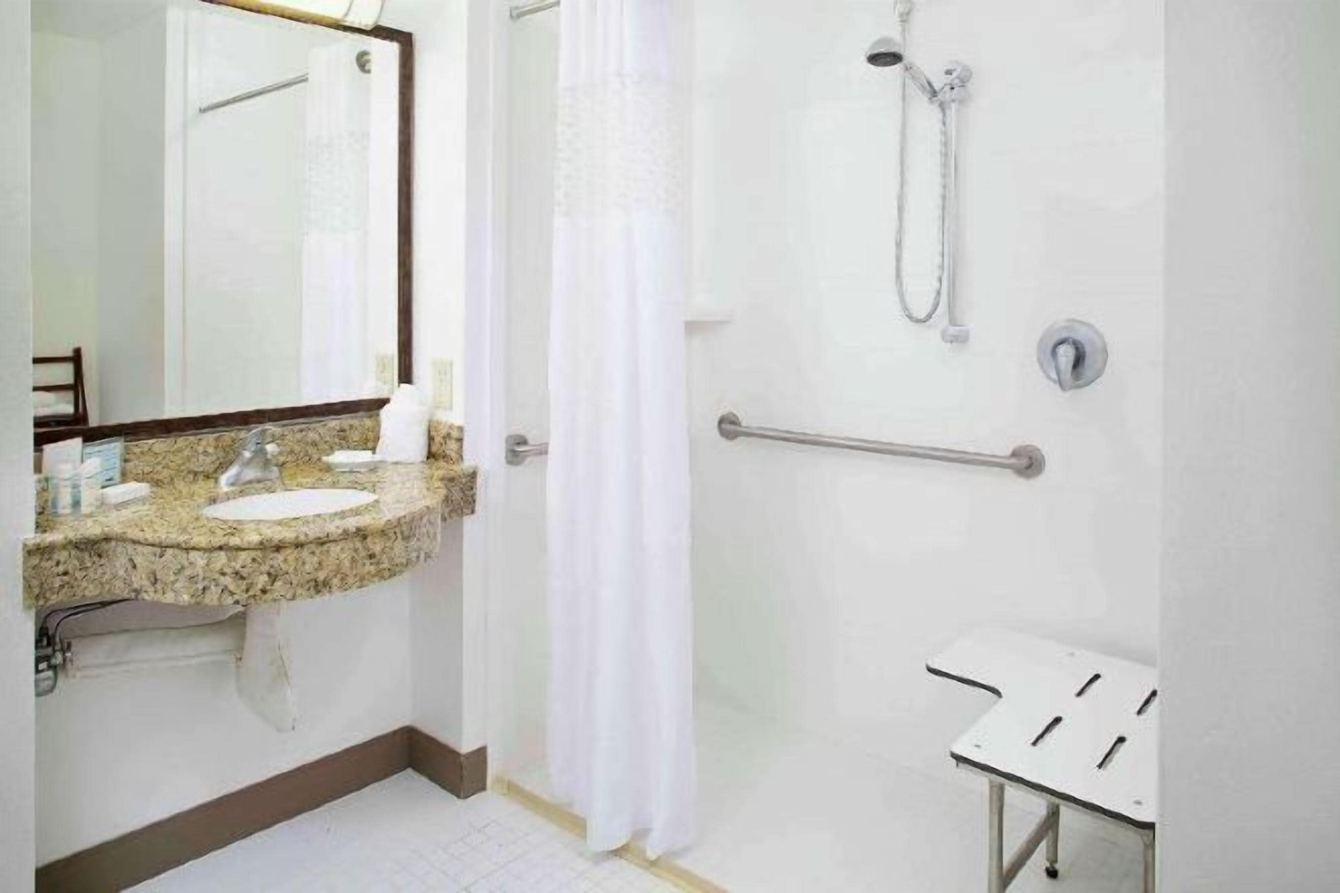 バスルーム | バスアメニティ (無料)、ヘアドライヤー、タオル、石鹸