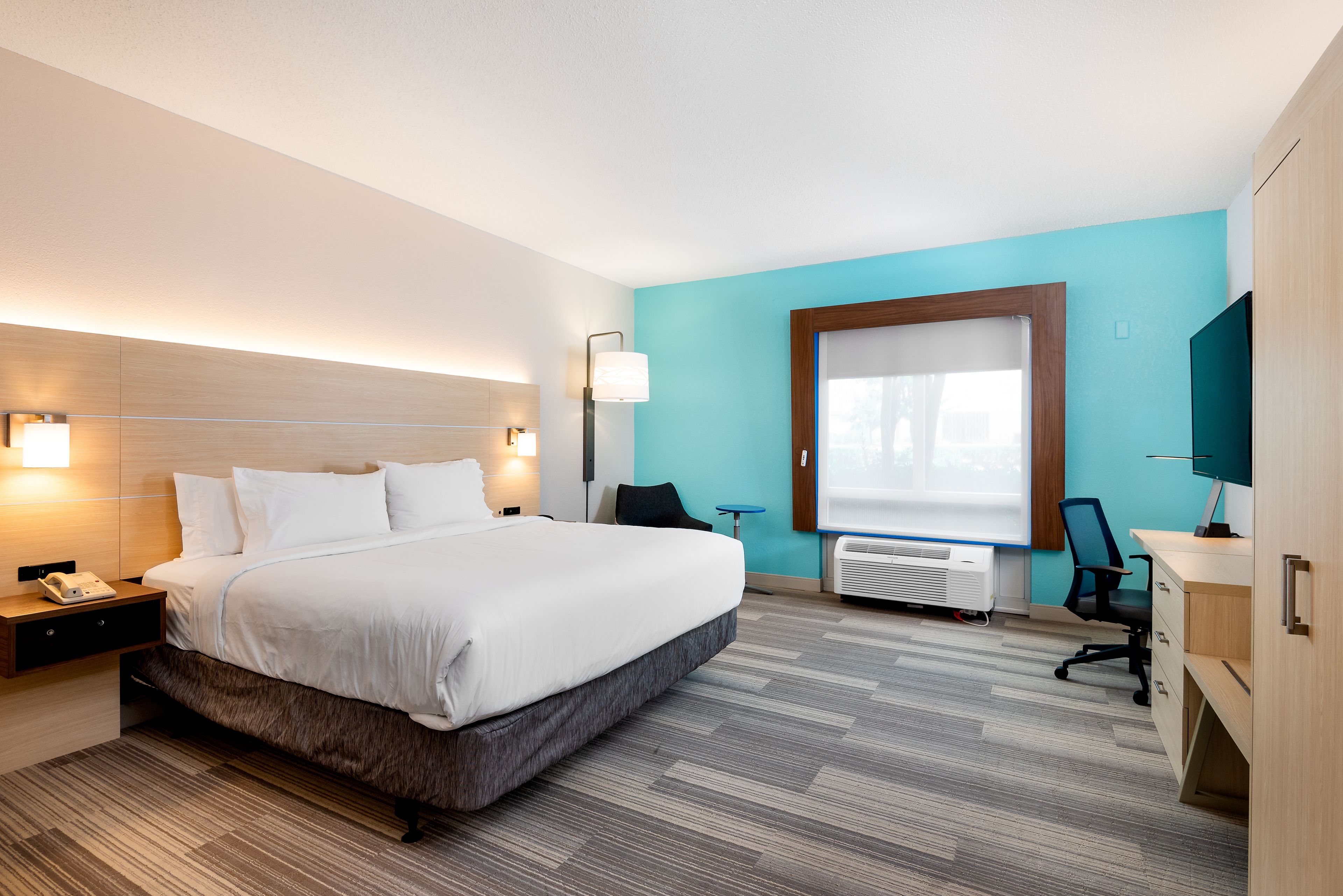 خزنة داخل الغرفة ومكتب ومكواة/لوح كي وأسرّة أطفال/رضّع (مجانًا)