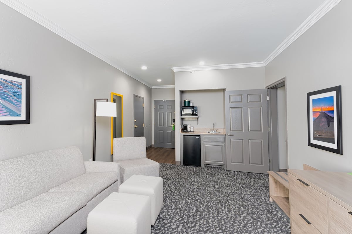 room, 1 king bed, non smoking | premium bedding, desk, blackout curtains, iron/ironing board