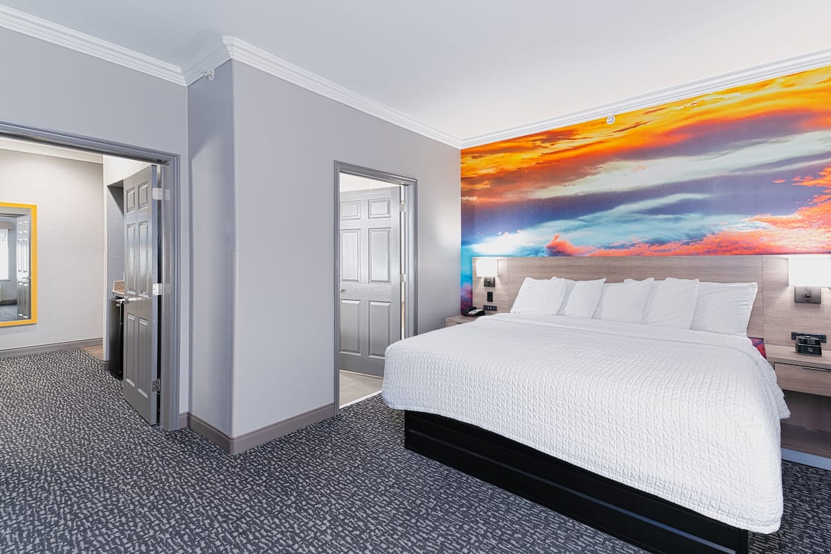 Suite, 1 slaapkamer, niet-roken (1 KINGBED) | Luxe beddengoed, een bureau, verduisterende gordijnen
