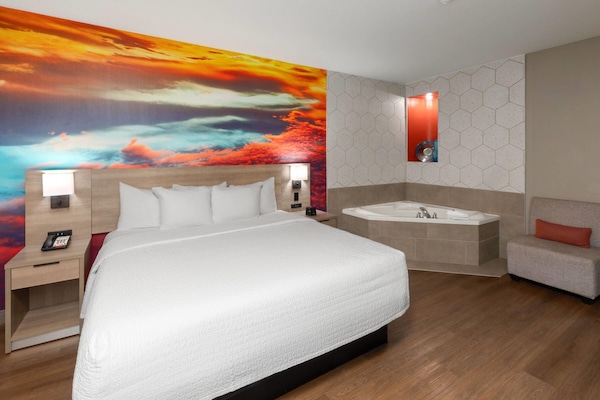 Deluxe Studio Suite, 1 King Bed, Accessible, Non Smoking (Hearing, Bathtub w/Grab Bars) | Jetted bathtub