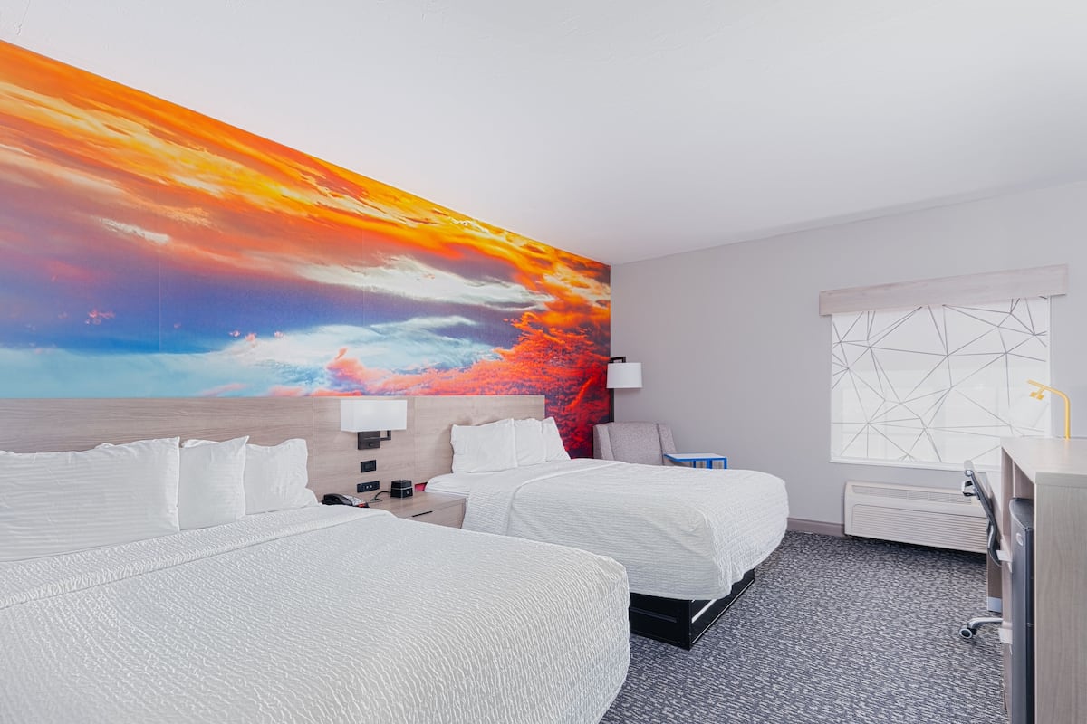 Kamer, 2 queensize bedden, niet-roken | Luxe beddengoed, een bureau, verduisterende gordijnen