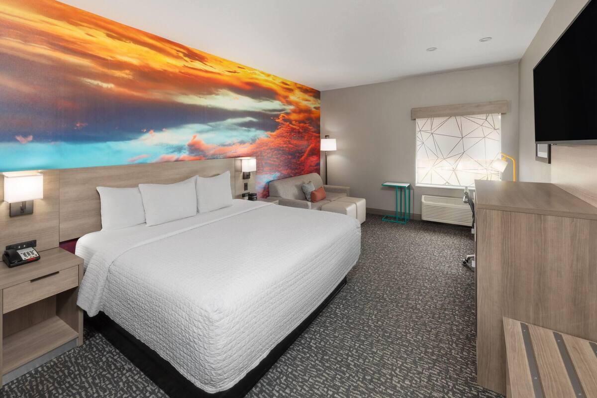 Room, 1 King Bed, Non Smoking | Premium bedding, desk, blackout curtains, iron/ironing board