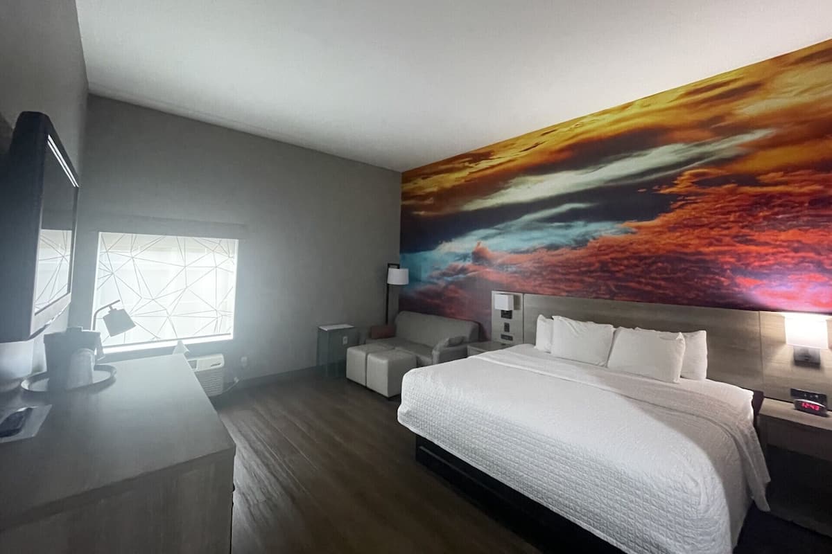 Kamer, 1 kingsize bed, toegankelijk voor mindervaliden, niet-roken (Hearing, Bathtub w/Grab Bars) | Luxe beddengoed, een bureau, verduisterende gordijnen
