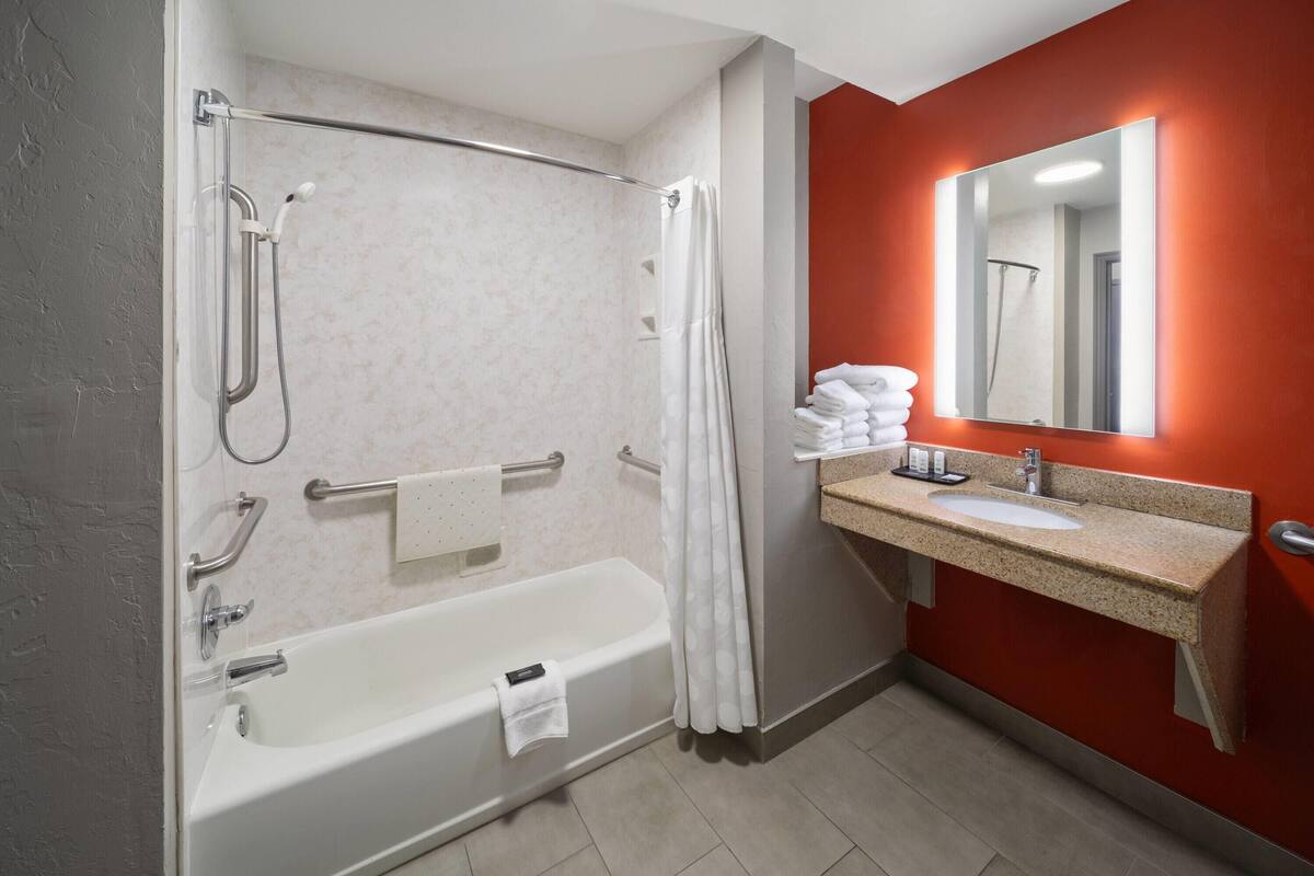 Deluxe Studio Suite, 1 King Bed, Accessible, Non Smoking (Hearing, Bathtub w/Grab Bars) | Premium bedding, desk, blackout curtains, iron/ironing board