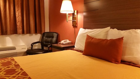 Escritorio, espacio para trabajar con laptop y cortinas blackout