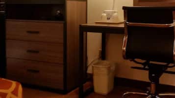 書桌、手提電腦工作空間、遮光窗簾/窗簾、免費 Wi-Fi