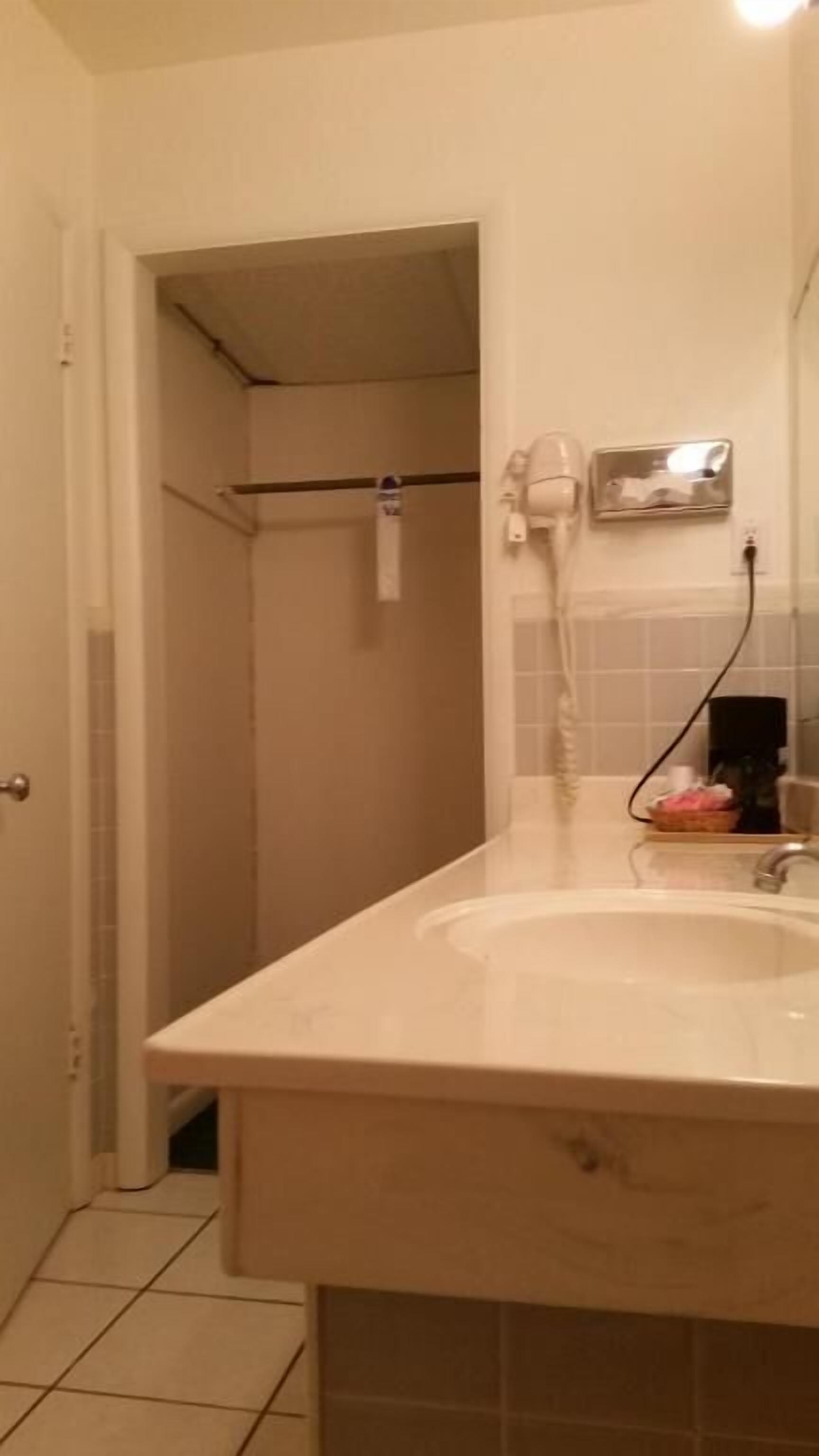 Combined shower/bathtub, free toiletries, hair dryer, towels