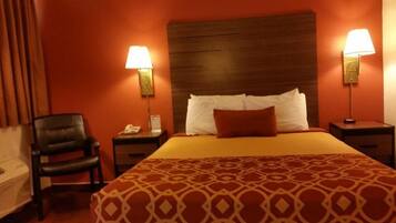 Comfort-huone, 1 keskisuuri parisänky | Työpöytä, kannettavalle tietokoneelle sopiva työtila, pimennysverhot