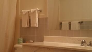 Ensemble baignoire-douche, articles de toilette (gratuits)