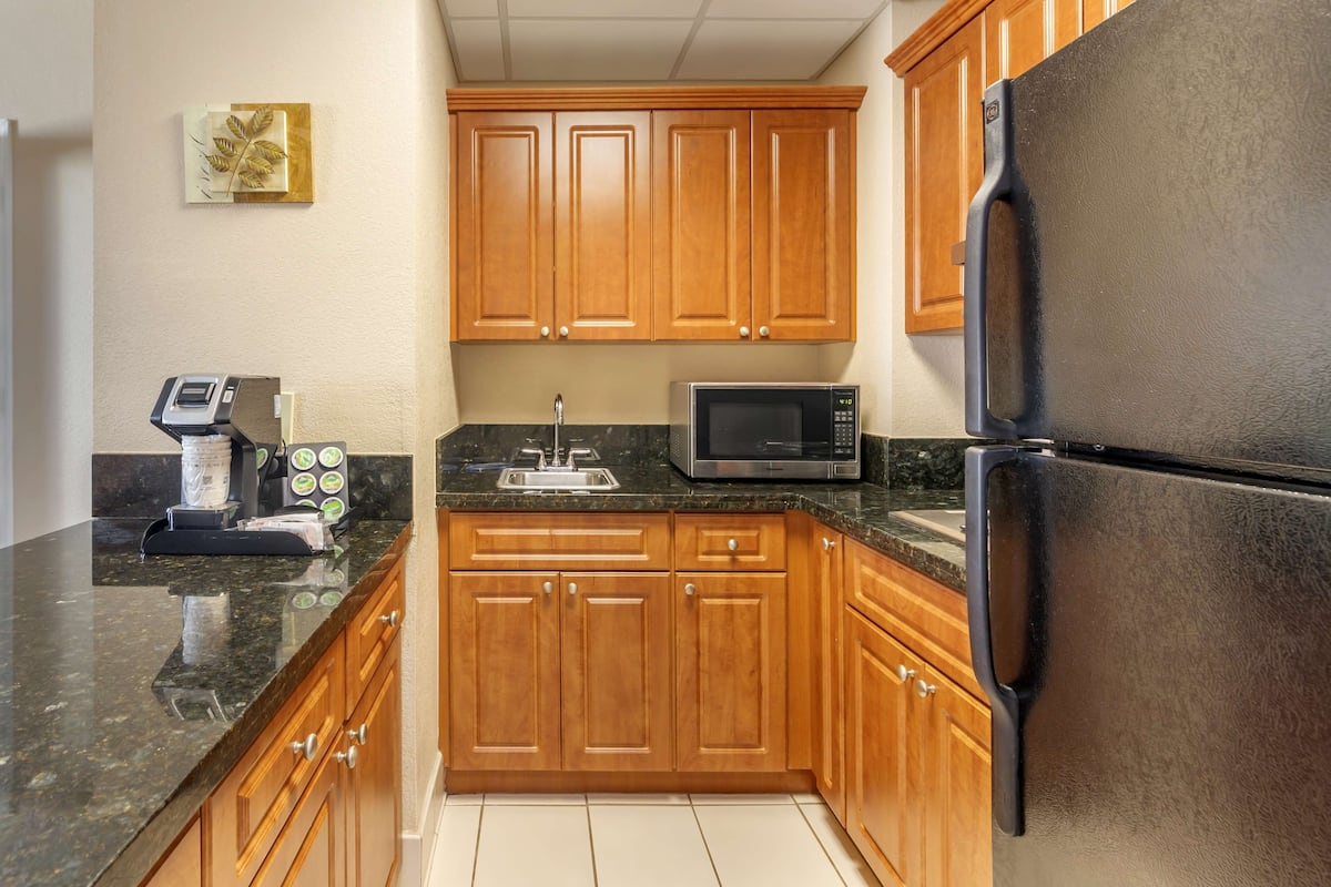 suite, 1 king bed, non smoking, jetted tub (living room) | private kitchenette | fridge, microwave, coffee/tea maker, high chair