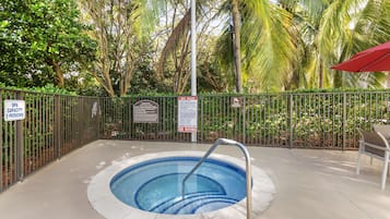 Una piscina al aire libre, sillones reclinables de piscina