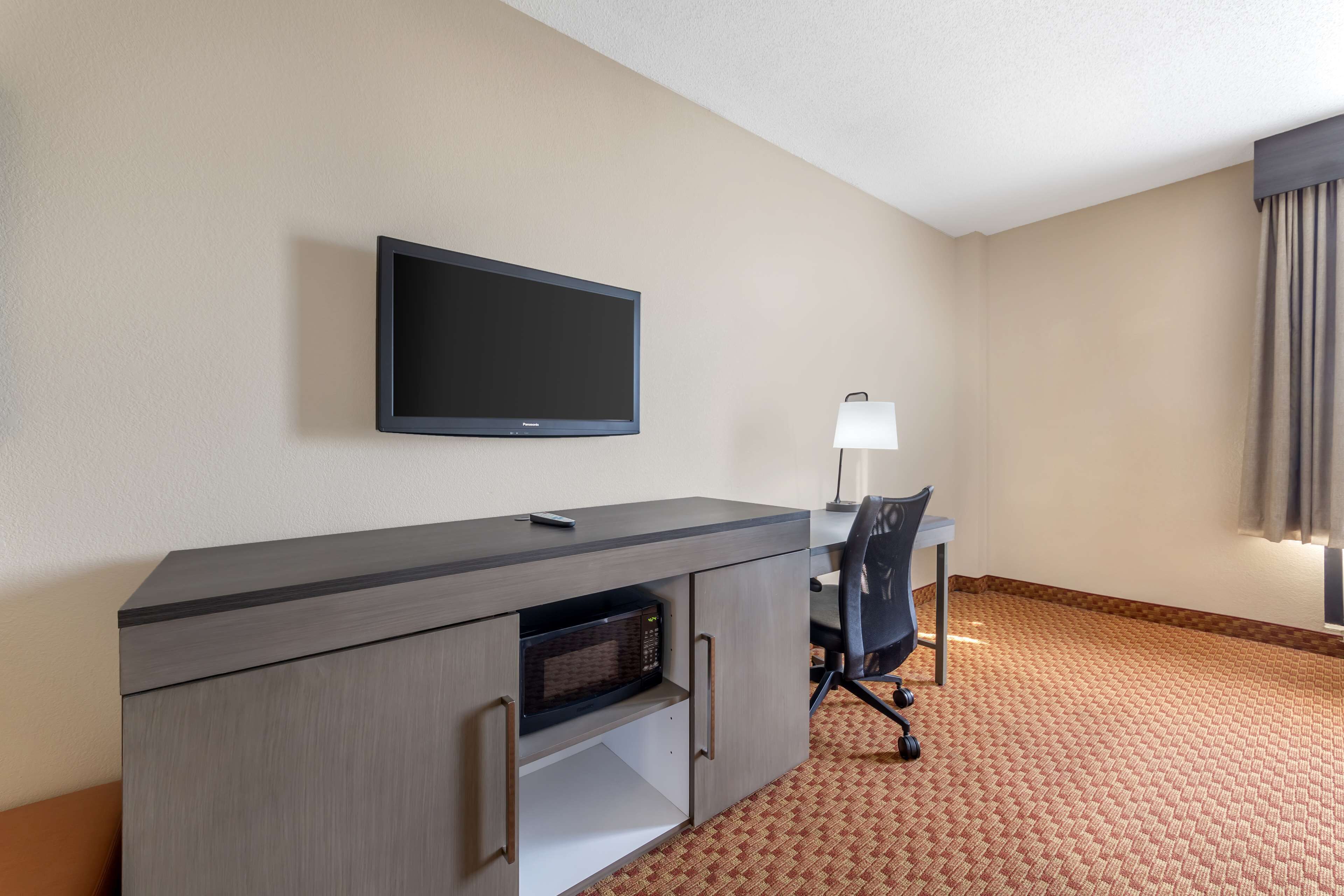 standard room, 1 king bed, accessible, non smoking | in-room safe, desk, laptop workspace, blackout curtains