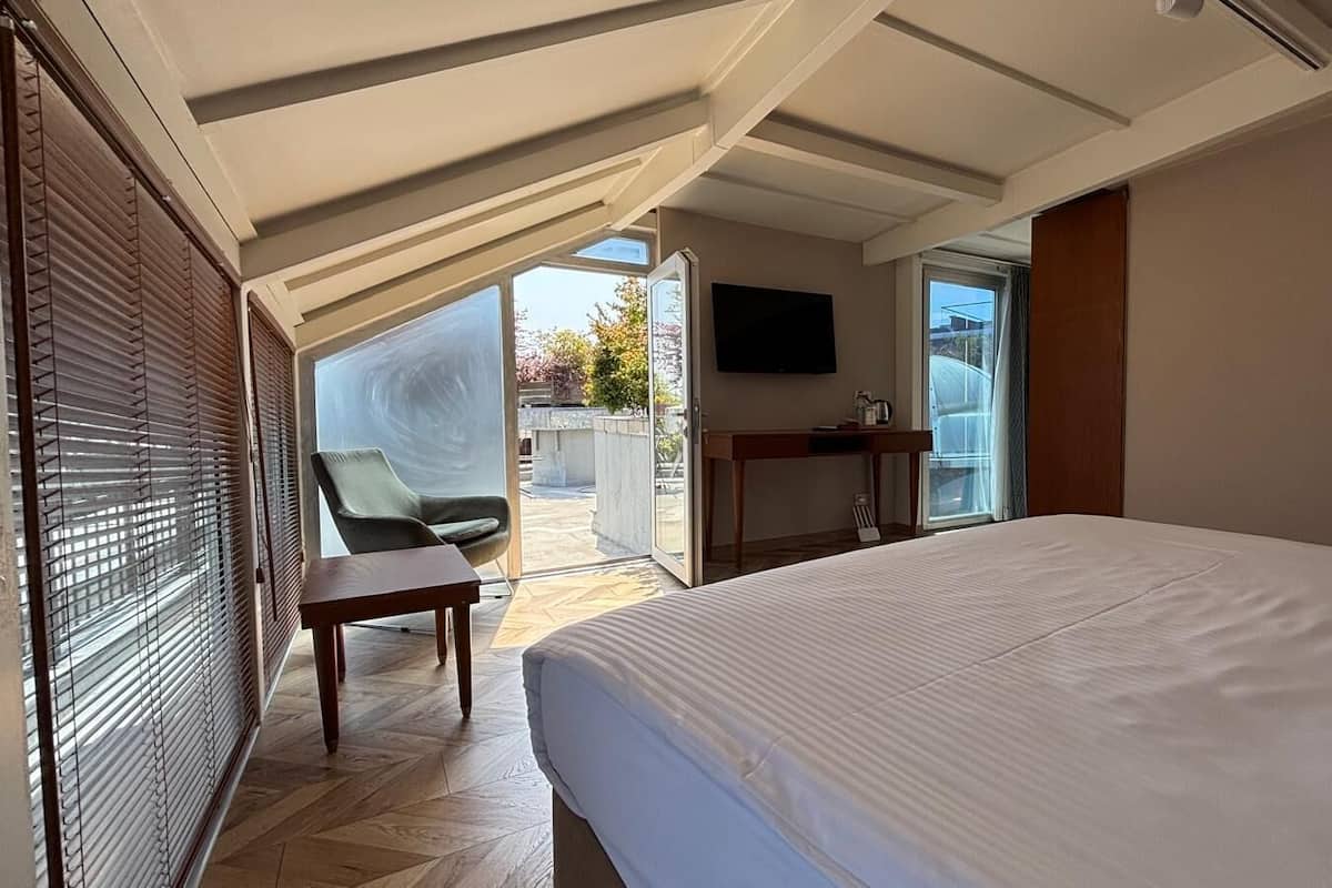 Standard Double Room, 1 Double Bed | Premium bedding, minibar, in-room safe, desk