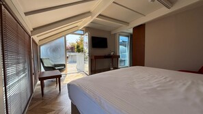 Quarto casal standard, 1 cama de casal | Roupas de cama premium, frigobar, cofres nos quartos, escrivaninha