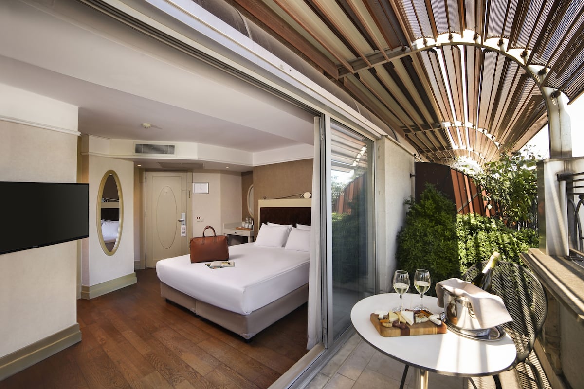 Double Room, Balcony | Premium bedding, minibar, in-room safe, desk