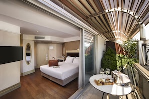 Quarto casal, sacada | Roupas de cama premium, frigobar, cofres nos quartos, escrivaninha