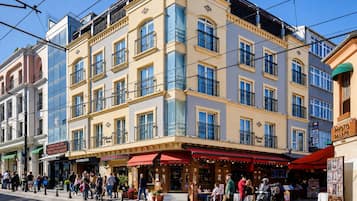 A multi-story hotel with balconies, a central entrance, and a visible restaurant named 'Central.'
