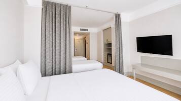 Family Room | Premium bedding, minibar, in-room safe, desk