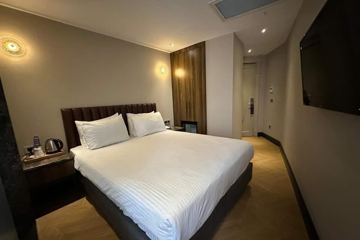 Economy Double Room, 1 Bedroom | Premium bedding, minibar, in-room safe, desk