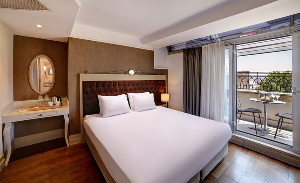 Camera doppia, balcone | Biancheria da letto di alta qualità, minibar, una cassaforte in camera