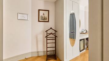 Suite, 1 King Bed, Corner | Room amenity