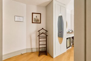 Suite, 1 King Bed, Corner | Room amenity