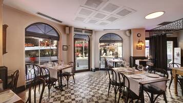 Déjeuner et dßner servis sur place, spécialités Cuisine internationale