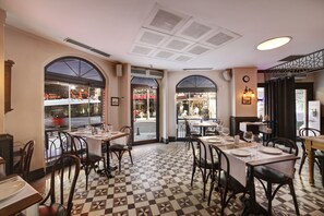 Déjeuner et dîner servis sur place, spécialités Cuisine internationale