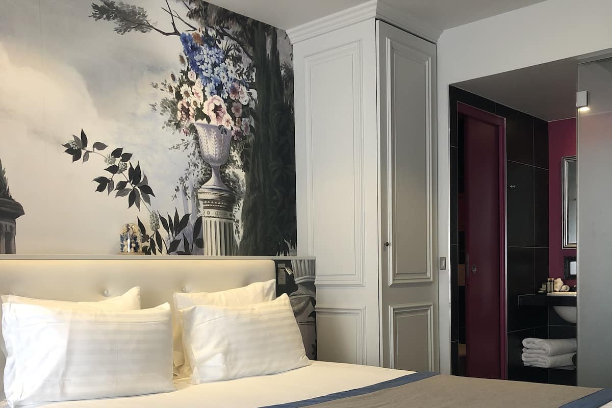 Luxe beddengoed, een kluis op de kamer, een bureau