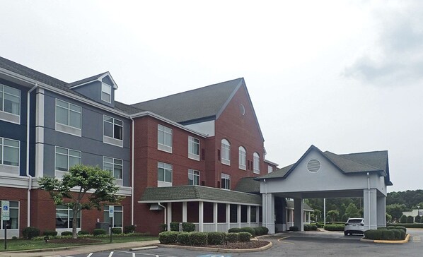 Exterior - Comfort Inn & Suites Hampton near Coliseum (Hampton)