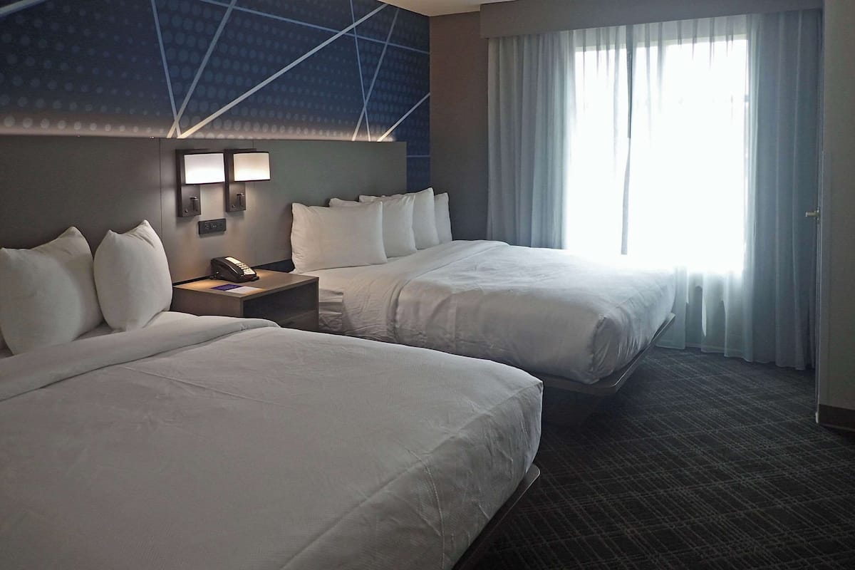 Suite, meerdere bedden, niet-roken | 1 slaapkamer, luxe beddengoed, een kluis op de kamer, een bureau