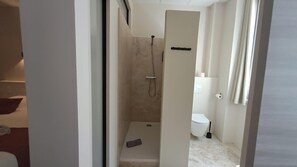 Superior tweepersoonskamer | Badkamer | Een douche, een haardroger, handdoeken