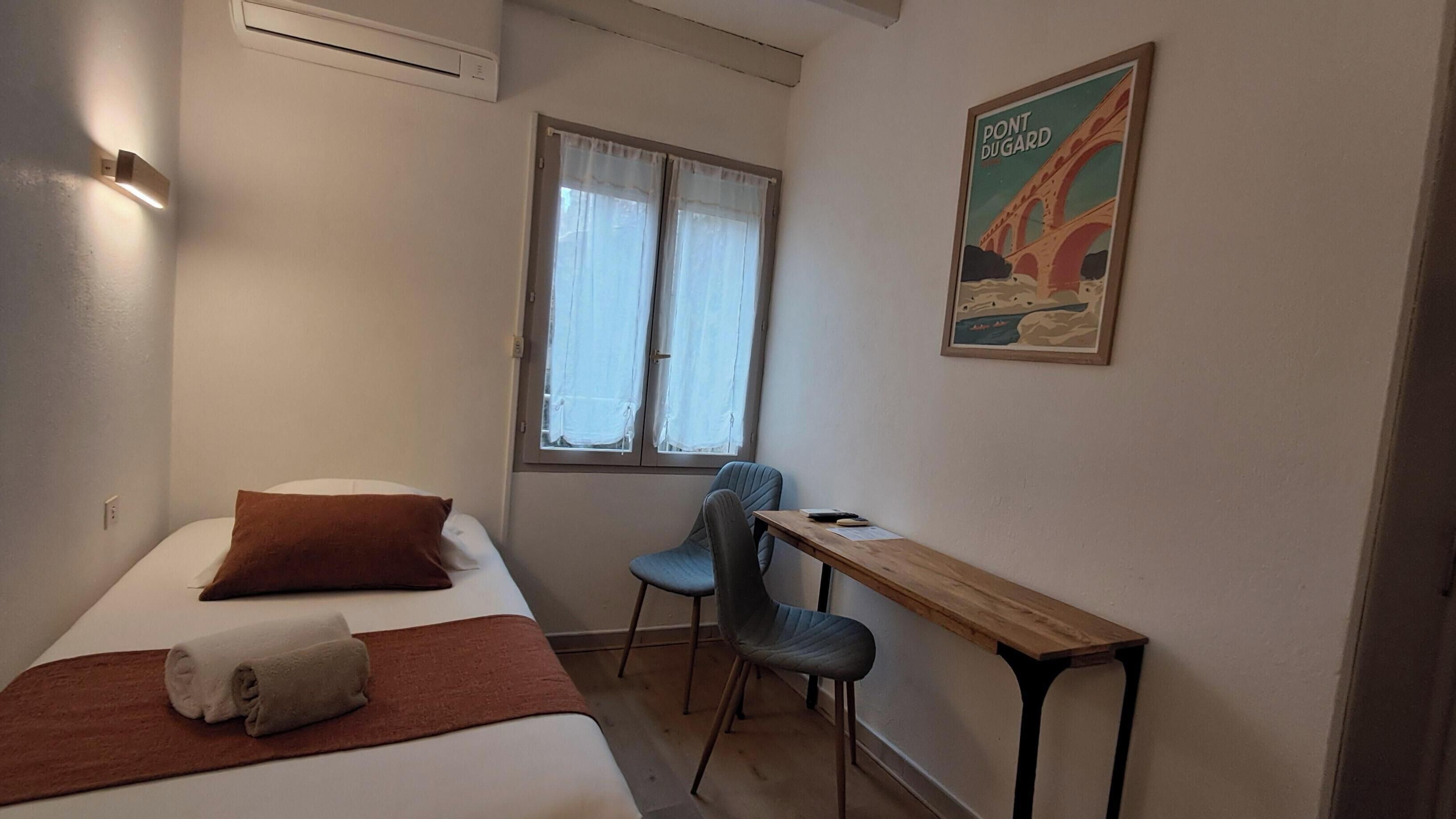 Driepersoonskamer | Select Comfort-bedden, een bureau, geluiddichte muren, gratis wifi