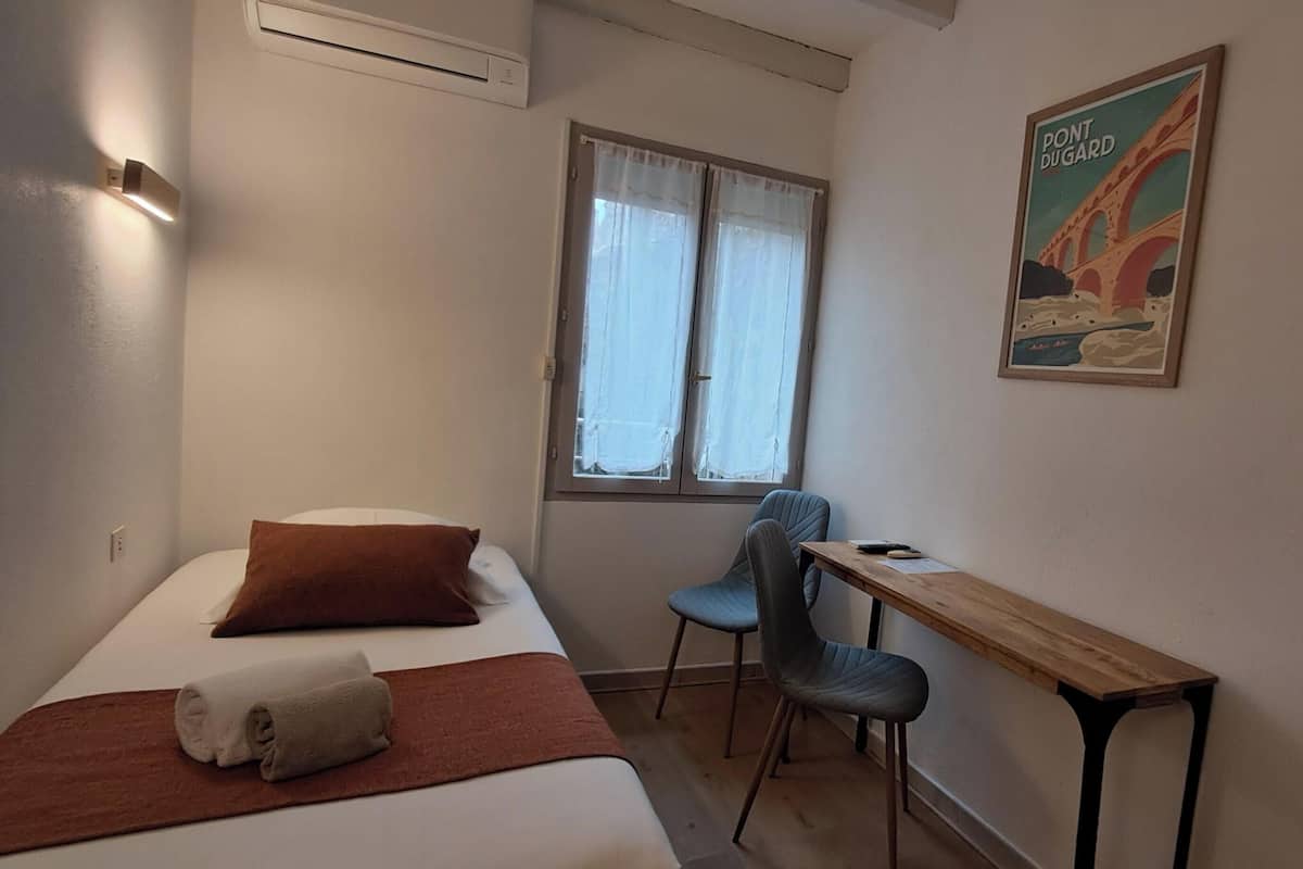 Driepersoonskamer | Select Comfort-bedden, een bureau, geluiddichte muren, gratis wifi