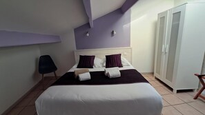 Tweepersoonskamer | Select Comfort-bedden, een bureau, geluiddichte muren, gratis wifi