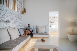 Master Maisonette with Private Pool | Sala de estar | Una televisión de pantalla plana