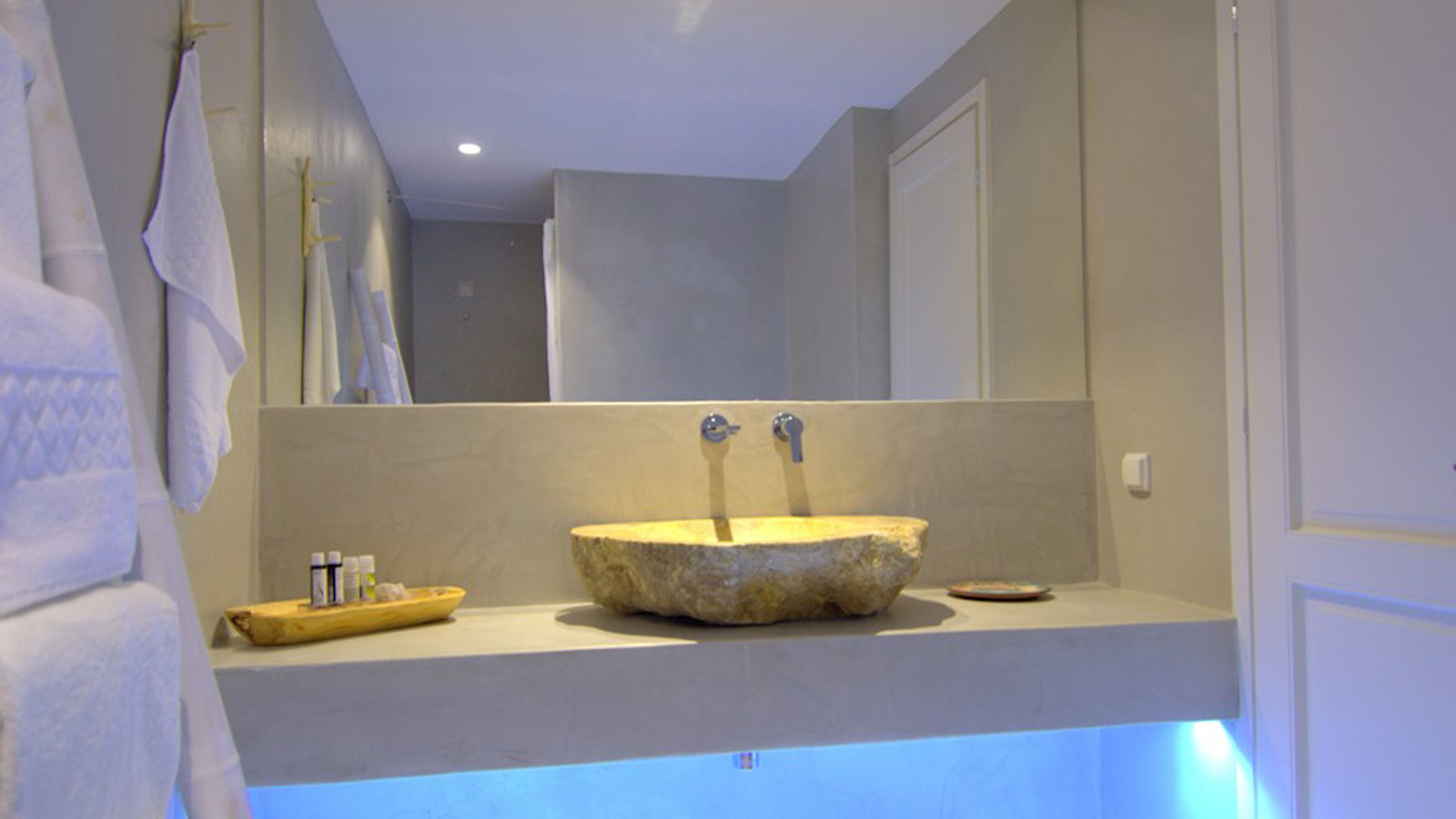 shower, rainfall showerhead, free toiletries, hair dryer