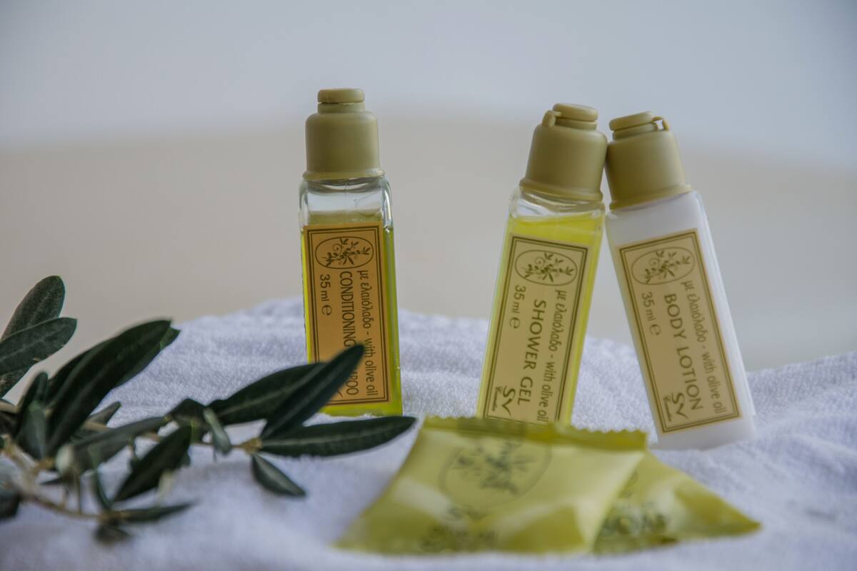 deluxe suite, private pool | bathroom | shower, rainfall showerhead, free toiletries, hair dryer