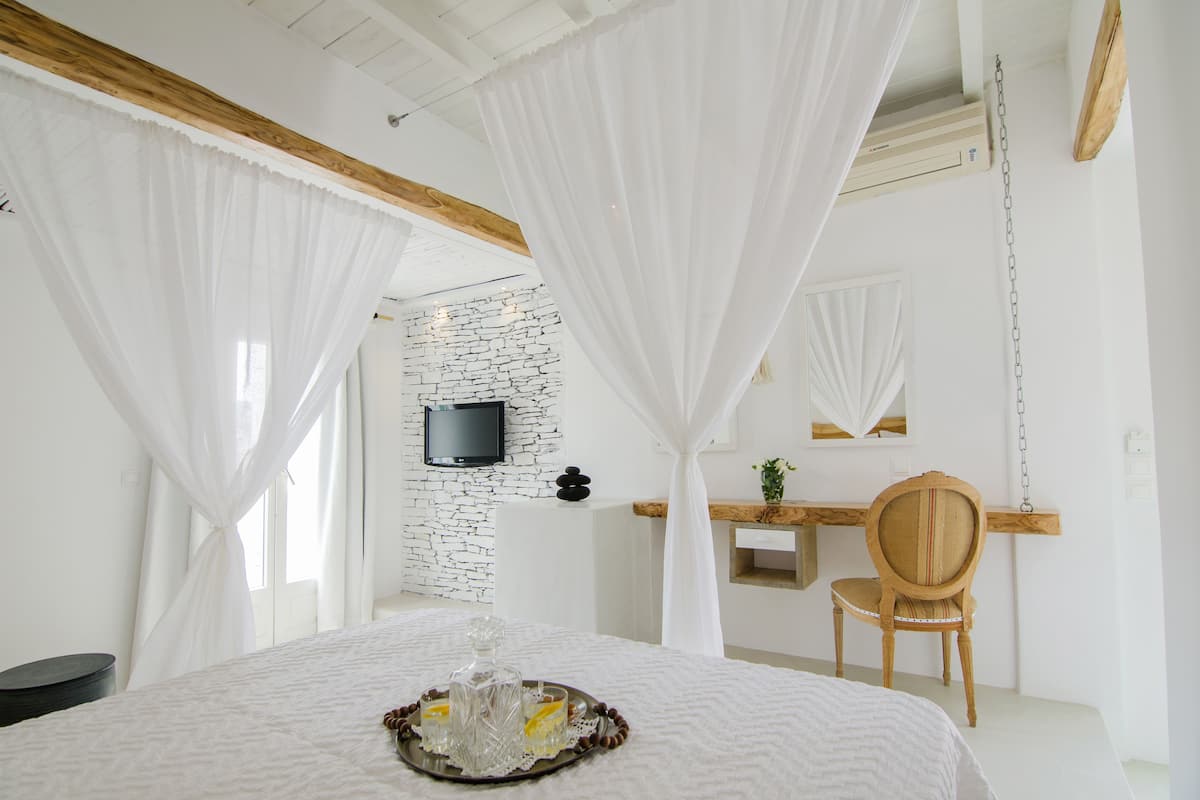 superior room, sea view | 1 bedroom, in-room safe, individually furnished, laptop workspace