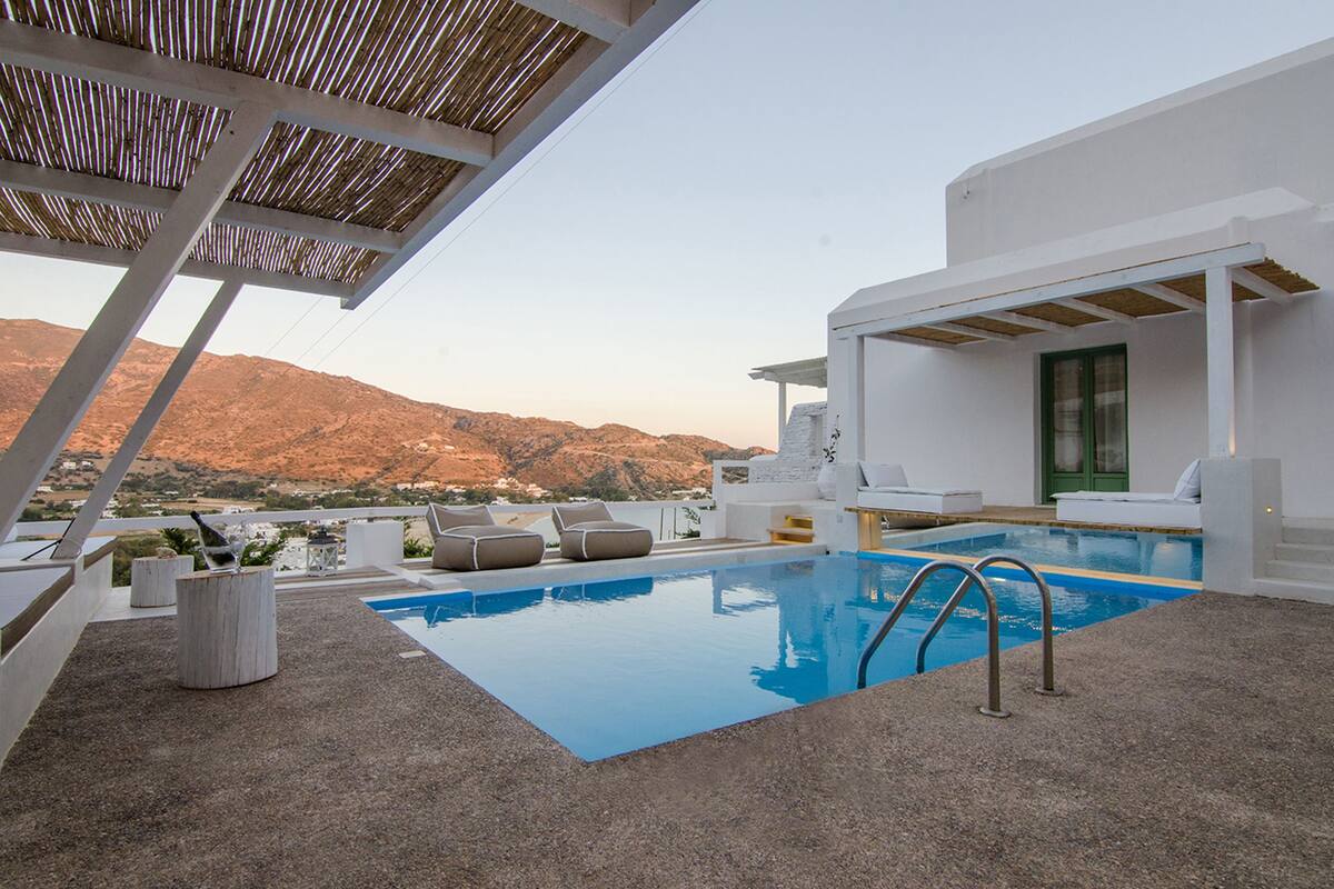 Suite Deluxe, piscina privada | Caja fuerte, espacio para trabajar con un portátil, cortinas opacas