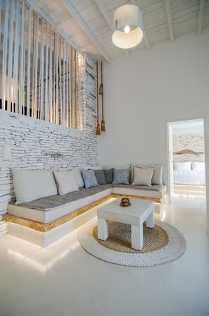 Master Maisonette with Private Pool | Caja de seguridad en la habitación y muebles diferentes 