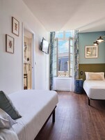 双床房 | 高档床上用品、办公桌、遮光窗帘、熨斗/熨板