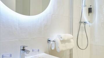 Twin Room | Bathroom | Shower, free toiletries, hair dryer, towels